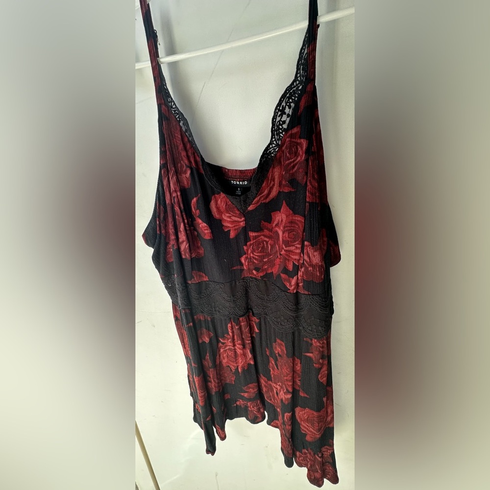 Torrid Size 5 Burgundy Floral Tank with Lace Inset - Like New